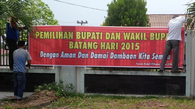 Spanduk sosialisasi Pilkada yang dipasang oleh  FPPJ Kabupaten Batanghari di Muara Tembesi